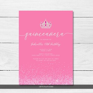 Może przedstawiać: R&oacute;żowe zaproszenie na quincea&ntilde;era ze srebrną koroną i brokatem na dole. Zaproszenie zawiera tekst "quincea&ntilde;era" oraz szczeg&oacute;ły wydarzenia, w tym datę, godzinę, miejsce i informacje RSVP.