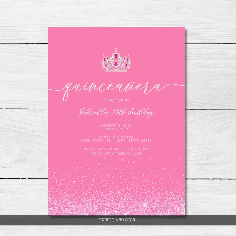 Może przedstawiać: R&oacute;żowe zaproszenie na quincea&ntilde;era ze srebrną koroną i brokatem na dole. Zaproszenie zawiera tekst "quincea&ntilde;era" oraz szczeg&oacute;ły wydarzenia, w tym datę, godzinę, miejsce i informacje RSVP.