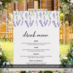 Op de afbeelding: Een printbaar drankmenu-bord met een lavendelbloemendesign. Het menu bevat bier, wijn, sterke drank en alcoholvrije opties. De tekst "COORDINATING SIGNS AVAILABLE AT METRO-EVENTS ON ETSY" staat onderaan.