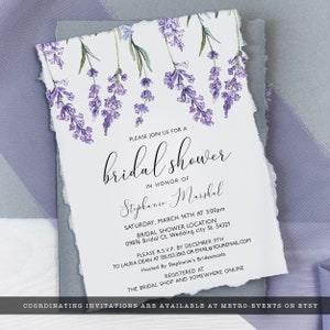 Pu&ograve; includere: Un invito a un bridal shower con un motivo floreale di lavanda su sfondo bianco e un bordo strappato. L'invito recita "Si prega di unirsi a noi per un bridal shower in onore di Stephanie Marshal" e include la data, l'ora e la posizione dell'evento. Include anche le informazioni RSVP e il sito web dove l'evento &egrave; registrato.