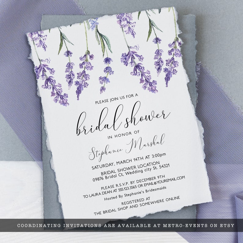 Pu&ograve; includere: Un invito a un bridal shower con un motivo floreale di lavanda su sfondo bianco e un bordo strappato. L'invito recita "Si prega di unirsi a noi per un bridal shower in onore di Stephanie Marshal" e include la data, l'ora e la posizione dell'evento. Include anche le informazioni RSVP e il sito web dove l'evento &egrave; registrato.