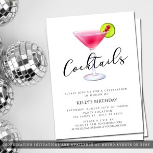 Pu&ograve; includere: Un invito bianco con un bicchiere da cocktail rosa con una fetta di lime e bacche rosse. Il testo "Cocktails" &egrave; scritto in corsivo nero. L'invito &egrave; per la festa di compleanno di Kelly il 14 agosto alle 19:00. La location della festa &egrave; 234 Party St., City St 54321. Conferma la tua presenza entro il 9 agosto a Clarissa Lopez al 555.123.3565 o via email @ youremail.com.