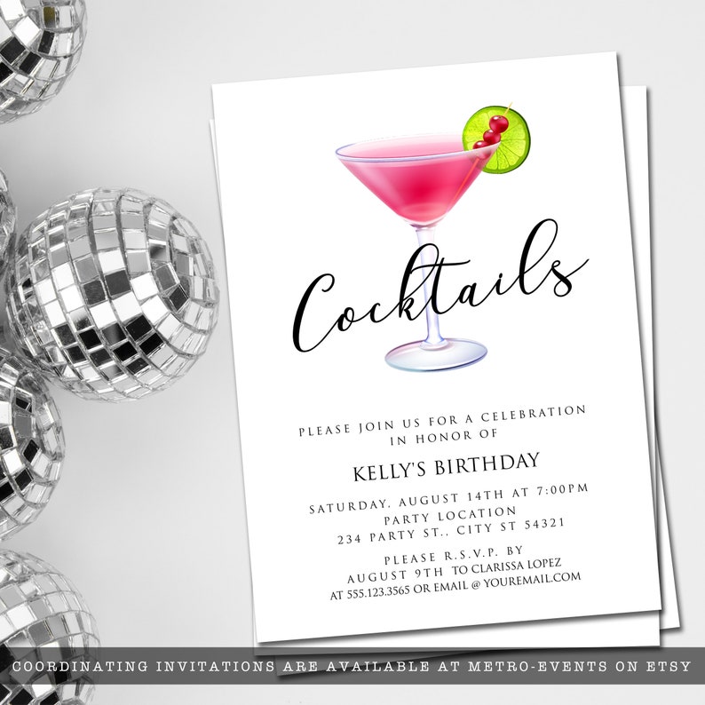 Pu&ograve; includere: Un invito bianco con un bicchiere da cocktail rosa con una fetta di lime e bacche rosse. Il testo "Cocktails" &egrave; scritto in corsivo nero. L'invito &egrave; per la festa di compleanno di Kelly il 14 agosto alle 19:00. La location della festa &egrave; 234 Party St., City St 54321. Conferma la tua presenza entro il 9 agosto a Clarissa Lopez al 555.123.3565 o via email @ youremail.com.