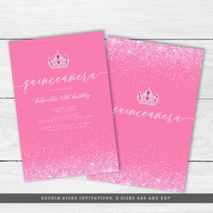 Może przedstawiać: R&oacute;żowe zaproszenia na quincea&ntilde;era z brokatowym wzorem. Zaproszenia zawierają koronę i napis "quincea&ntilde;era" w skrypcie. Tekst zawiera imię, datę, godzinę i miejsce. Zaproszenia są dwustronne.