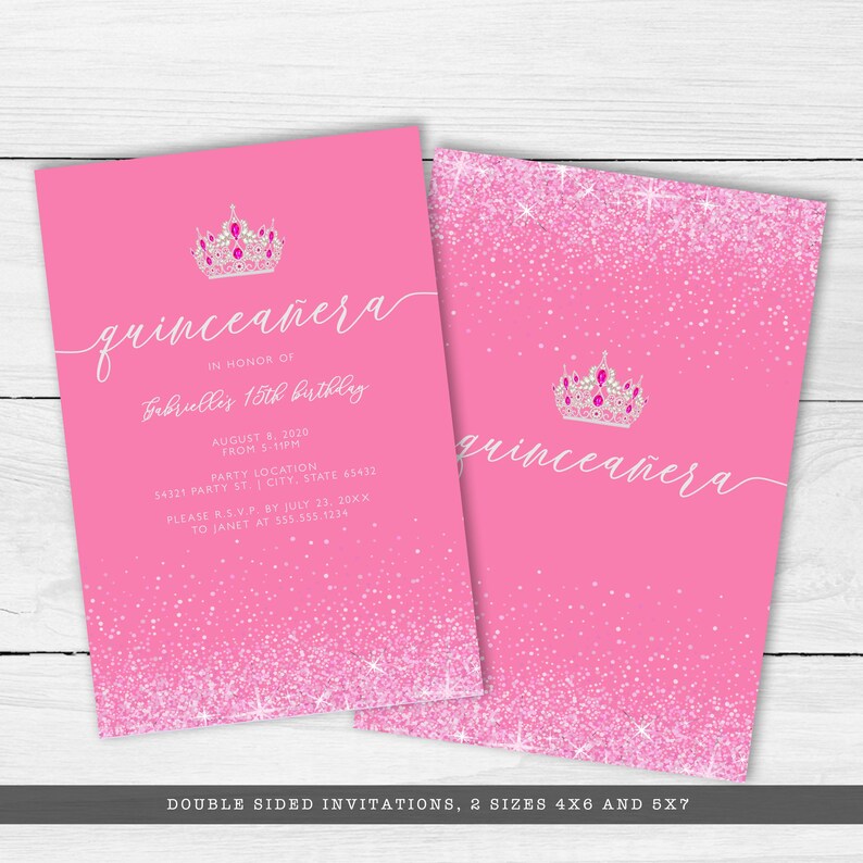 Może przedstawiać: R&oacute;żowe zaproszenia na quincea&ntilde;era z brokatowym wzorem. Zaproszenia zawierają koronę i napis "quincea&ntilde;era" w skrypcie. Tekst zawiera imię, datę, godzinę i miejsce. Zaproszenia są dwustronne.