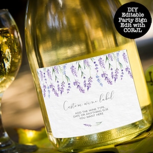 Pu&ograve; includere: Una bottiglia di vino bianco con un'etichetta personalizzata che presenta un design floreale di lavanda. L'etichetta dice "Custom wine label" e include istruzioni per aggiungere il tipo di vino, la data o qualsiasi altra cosa tu voglia. L'etichetta &egrave; modificabile con l'app CORJL.