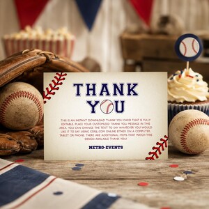 Może przedstawiać: Prostokątna kartka z podziękowaniami o tematyce baseballowej, z grafiką czerwonych szwów w rogach oraz napisem THANK YOU, w którym piłka baseballowa zastępuje literę O. Kartka zawiera tekst instruktażowy oraz nazwę marki METRO-EVENTS.