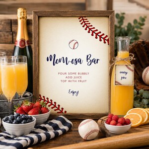 K&ouml;nnte beinhalten: Ein gerahmtes Schild mit Baseball-Motiv mit dem Text Mom-osa Bar, Pour some bubbly, Add juice, Top with fruit und Enjoy. Das Schild ist mit roten Baseball-Nahtgrafiken und einer kleinen Baseball-Illustration verziert.