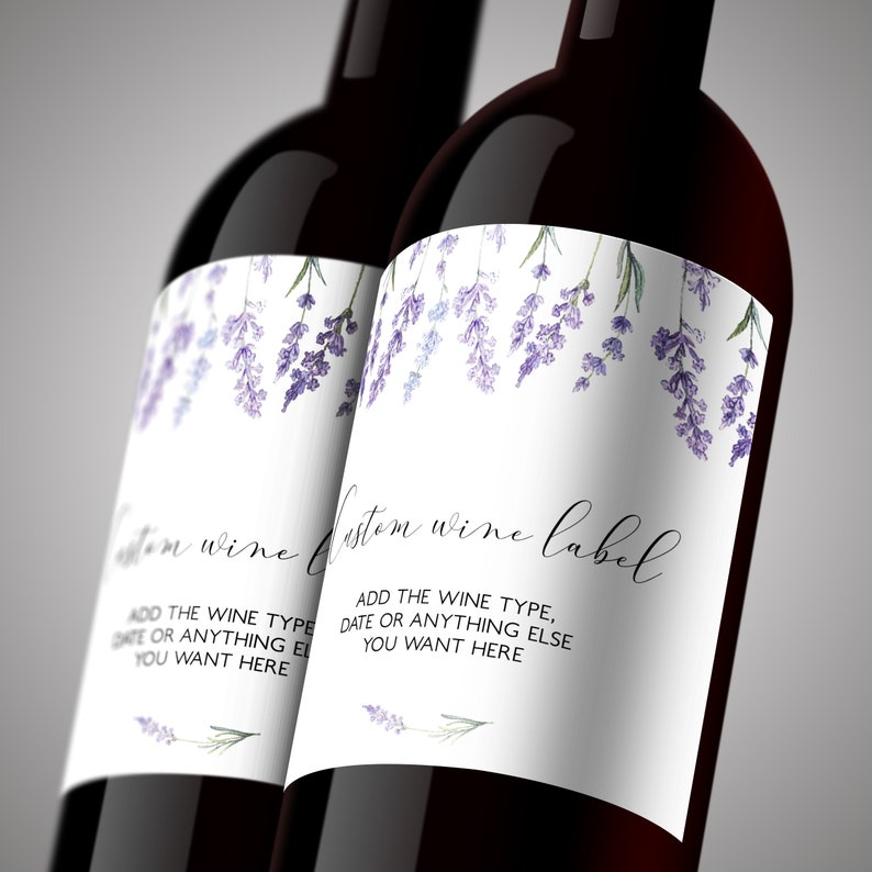 Pu&ograve; includere: Due bottiglie di vino con etichette bianche che presentano un design floreale di lavanda. Le etichette hanno il testo "Custom Wine Label" e istruzioni per aggiungere il tipo di vino, la data o qualsiasi altra cosa tu voglia.