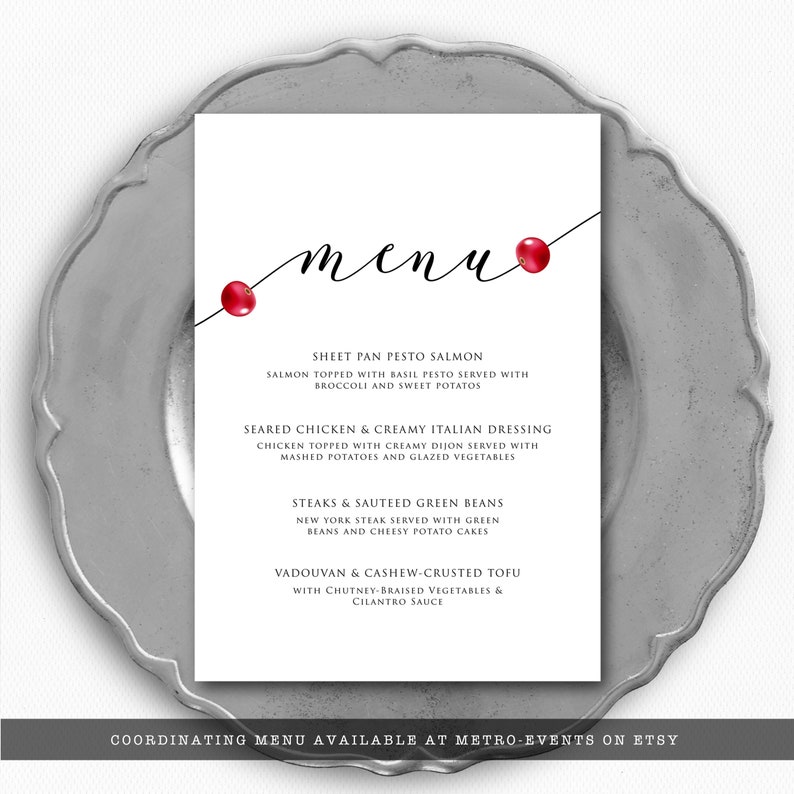 Pu&ograve; includere: Un menu bianco con un titolo "menu" scritto a mano in nero e accenti di bacche rosse. Il menu elenca quattro opzioni per la cena: Salmone al pesto in teglia, Pollo arrostito con salsa italiana cremosa, Bistecche e fagiolini saltati e Tofu con crosta di anacardi e vadouvan. In fondo alla carta &egrave; scritto "Menu coordinato disponibile su Metro-Events su Etsy."