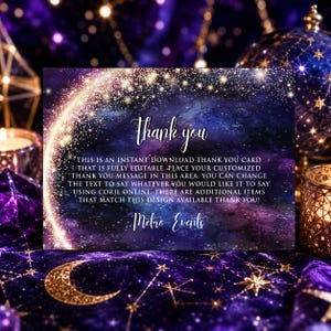 Puede incluir: Una tarjeta de agradecimiento rectangular con un fondo de galaxia en morado y azul, una luna creciente dorada brillante y estrellas dispersas. El texto dice Thank you, seguido de instrucciones de edici&oacute;n y Metro-Events.