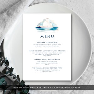 K&ouml;nnte beinhalten: Eine druckbare Men&uuml;vorlage mit einer Aquarell-Illustration eines Segelboots auf einem blauen Meer. Das Men&uuml; listet verschiedene Speisen auf, darunter Blech-Pesto-Lachs, gebratenes H&auml;hnchen mit cremiger italienischer Sauce, Steaks und sautierte gr&uuml;ne Bohnen sowie Vadouvan- und Cashew-Kruste-Tofu. Der Text unten lautet "Koordinierendes Men&uuml; erh&auml;ltlich bei Metro-Events auf Etsy."