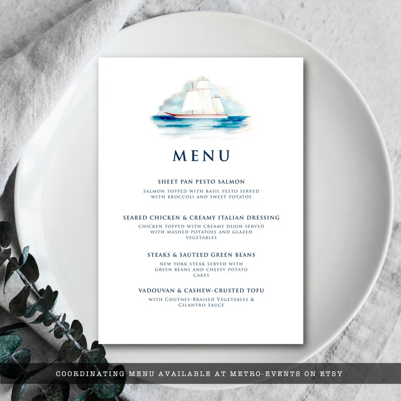 K&ouml;nnte beinhalten: Eine druckbare Men&uuml;vorlage mit einer Aquarell-Illustration eines Segelboots auf einem blauen Meer. Das Men&uuml; listet verschiedene Speisen auf, darunter Blech-Pesto-Lachs, gebratenes H&auml;hnchen mit cremiger italienischer Sauce, Steaks und sautierte gr&uuml;ne Bohnen sowie Vadouvan- und Cashew-Kruste-Tofu. Der Text unten lautet "Koordinierendes Men&uuml; erh&auml;ltlich bei Metro-Events auf Etsy."