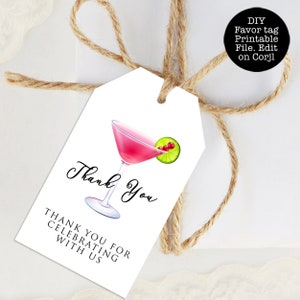 Pu&ograve; includere: Etichetta di favore bianca con un cocktail rosa con una fetta di lime e una ciliegia rossa. Il testo sull'etichetta dice "Grazie" e "Grazie per aver festeggiato con noi".