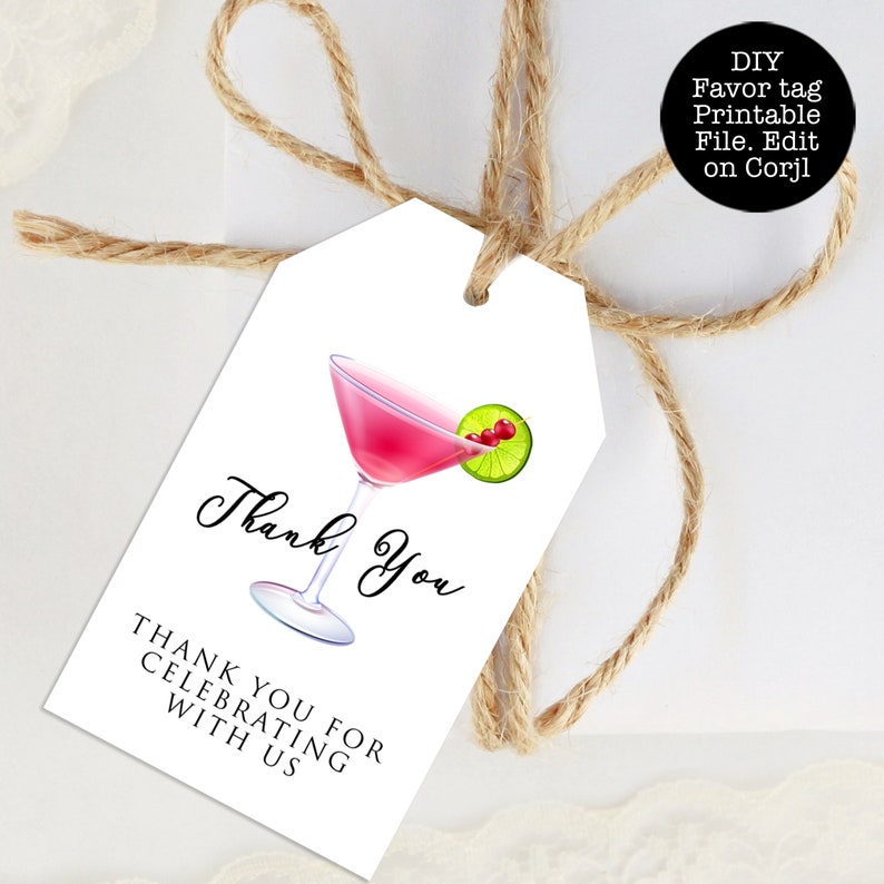 Pu&ograve; includere: Etichetta di favore bianca con un cocktail rosa con una fetta di lime e una ciliegia rossa. Il testo sull'etichetta dice "Grazie" e "Grazie per aver festeggiato con noi".