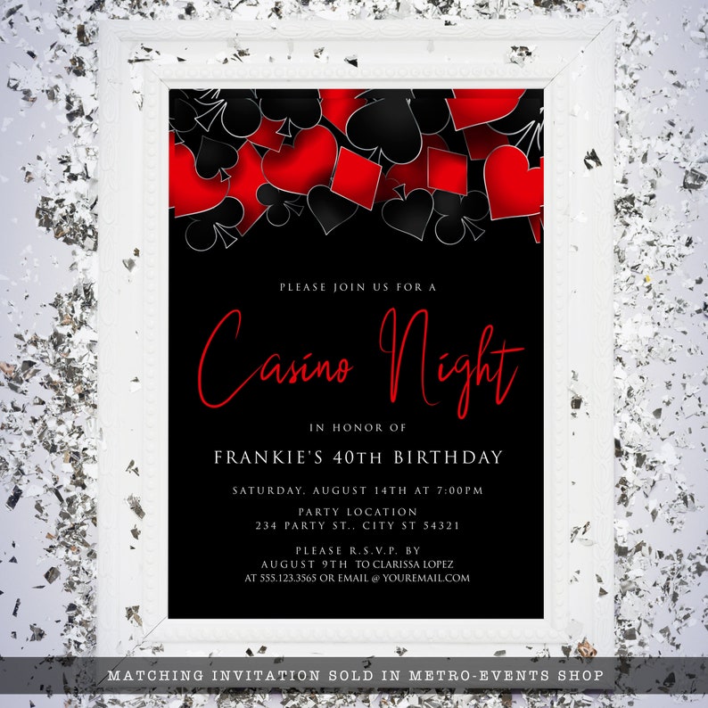 Może przedstawiać: Prostokątne zaproszenie w białej ramce z czarnym tłem oraz czerwonymi i czarnymi symbolami kart do gry u g&oacute;ry. Tekst brzmi: Please join us for a Casino Night in honor of Frankie's 40th birthday, Saturday, August 14th at 7:00pm, 234 Party St., City ST 54321, please R.S.V.P. by August 9th to Clarissa Lopez at 555.123.3565 or email @ youremail.com.