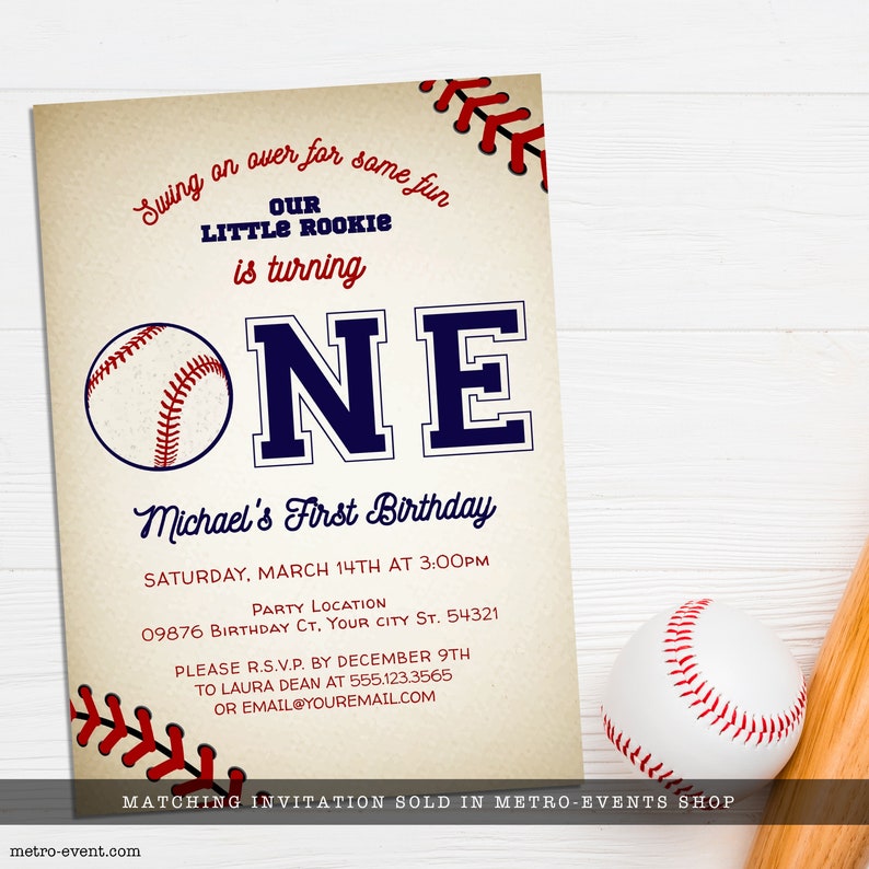 Puede incluir: Una tarjeta de invitaci&oacute;n de cumplea&ntilde;os beige con tem&aacute;tica de b&eacute;isbol y gr&aacute;ficos de costuras rojas. El texto dice: Swing on over for some fun, OUR LITTLE ROOKIE is turning ONE, Michael's First Birthday, s&aacute;bado 14 de marzo a las 3:00pm y datos de contacto.