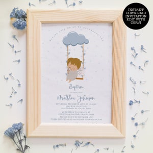 Puede incluir: Una invitación de bautismo azul y blanca con una ilustración de dibujos animados de un bebé ángel en un columpio. El texto dice "Por favor, únase a nosotros para celebrar el bautismo de nuestro hijo Matthew Johnson. Sábado, 14 de diciembre a las 7:00 p. m. Lugar de la iglesia 1234 Catholic St. City St 54321 Recepción posterior en 09876 Reception Hall, City St. 54321 Por favor, confirme su asistencia antes del 9 de diciembre a la Sra. López al 586-123-3565 o por correo electrónico a email@yourtmail.com"