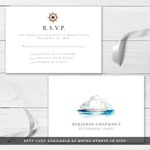 K&ouml;nnte beinhalten: Eine wei&szlig;e RSVP-Karte mit einem blauen nautischen Rad und dem Text "R.S.V.P."  Die Ehre Ihrer Antwort wird bis zum 18. November 20XX erbeten.  Die Karte enth&auml;lt auch einen Bereich f&uuml;r den Namen des Gastes, ein Kontrollk&auml;stchen zum Akzeptieren oder Ablehnen der Einladung und einen Platz f&uuml;r die Angabe der Anzahl der G&auml;ste.  Die Karte ist mit einer Aquarellillustration eines Segelboots verziert.