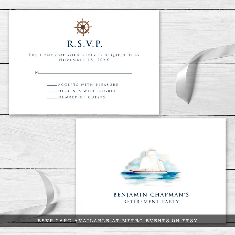K&ouml;nnte beinhalten: Eine wei&szlig;e RSVP-Karte mit einem blauen nautischen Rad und dem Text "R.S.V.P."  Die Ehre Ihrer Antwort wird bis zum 18. November 20XX erbeten.  Die Karte enth&auml;lt auch einen Bereich f&uuml;r den Namen des Gastes, ein Kontrollk&auml;stchen zum Akzeptieren oder Ablehnen der Einladung und einen Platz f&uuml;r die Angabe der Anzahl der G&auml;ste.  Die Karte ist mit einer Aquarellillustration eines Segelboots verziert.