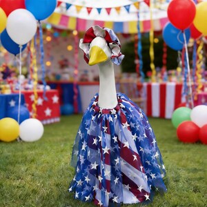 Puede incluir: Un ganso con un atuendo patriótico, que incluye un sombrero y una falda, con un tema rojo, blanco y azul. La falda tiene estrellas blancas y rayas rojas. El ganso está en un entorno festivo al aire libre con globos y decoraciones.