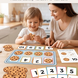 Può includere: Un gioco educativo Cookie Count & Match per bambini in età prescolare con un vassoio rettangolare blu dotato di spazi per illustrazioni di biscotti e carte numeriche. Include biscotti con gocce di cioccolato e carte con i numeri da 1 a 10.