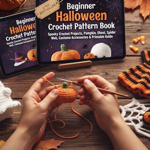 Peut inclure: Une tablette numérique affichant un livre de modèles de crochet d'Halloween pour débutants avec du texte, entourée d'objets au crochet dont un fantôme blanc, des citrouilles orange, une robe noire et orange, des chaussons et une toile d'araignée.