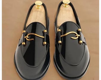 Sapatos sociais masculinos de couro envernizado preto, feitos à mão.