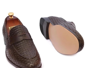 Zapatos de vestir sin cordones para hombre, de cuero tejido a mano, color marrón.