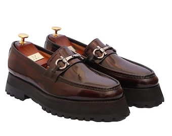 Mocassins masculinos de verniz marrom com detalhe de bridão, modelo slip-on.