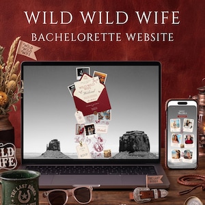 Puede incluir: Un portátil y un smartphone que muestran el diseño de una web de despedida de soltera Wild Wild Wife. La pantalla presenta un sobre granate, fotos polaroid y etiquetas RSVP sobre un paisaje desértico.