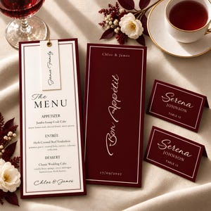 Può includere: Un set di cancelleria per matrimoni composto da un menu alto con centro bianco e bordo bordeaux, una copertina per menu bordeaux abbinata con il testo Bon Appétit e Chloe & James, e due segnaposto bordeaux con il nome Serena Johnson e Table 12.