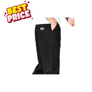 Könnte beinhalten: Schwarze Hose mit einer Tasche und einem kleinen Etikett auf der Rückseite. Die Hose hat ein gerades Bein-Design. Das Bild enthält auch eine "BEST PRICE" Grafik in Rot und Gelb.