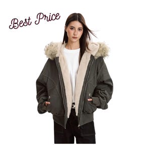 Peut inclure: Une veste à capuche vert olive avec une doublure en fausse fourrure crème et une capuche bordée de fourrure. La veste présente une fermeture éclair frontale, des manches longues à poignets côtelés et deux poches. Le texte "Best Price" est visible.