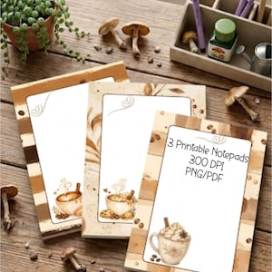 Pode incluir: Três blocos de notas retangulares com ilustrações de café e bordas em tons de marrom e bege. O bloco da direita exibe o texto 3 Printable Notepads 300 DPI PNG/PDF. Cada bloco inclui um gráfico de uma xícara de café com vapor.