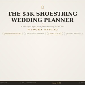 Può includere: Un documento di pianificazione di matrimoni intitolato THE $5K SHOESTRING WEDDING PLANNER di WEDORA STUDIO. Il testo include A beautiful, legal, love-filled wedding for $5,000, con pulsanti per INSTANT DOWNLOAD, PDF + GOOGLE SHEETS, PRINT AT HOME e BUDGET WEDDING.