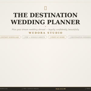 Op de afbeelding: Een digitale planner getiteld THE DESTINATION WEDDING PLANNER door WEDORA STUDIO. Het bevat de teksten: Plan your dream wedding abroad, INSTANT DOWNLOAD, PDF + GOOGLE SHEETS, PRINT AT HOME en DESTINATION WEDDING op een crèmekleurige achtergrond.