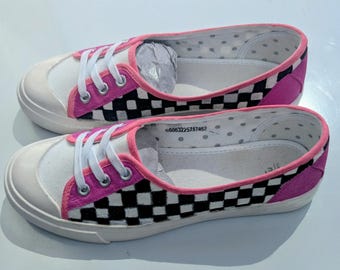Zapatos pintados a mano al estilo de los años 2000.