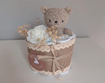 Mini tarta de pañales estilo boho en color beige con sonajero de oso | Regalo para nacimiento, bautizo y baby shower | Regalo artesanal para baby shower para niños y niñas