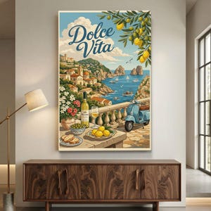 Peut inclure: Une impression murale verticale représentant une scène côtière italienne avec le texte Dolce Vita. L'illustration montre une terrasse en pierre avec une bouteille de vin blanc, un verre, un bol d'olives, du pain, des citrons et un scooter bleu clair.