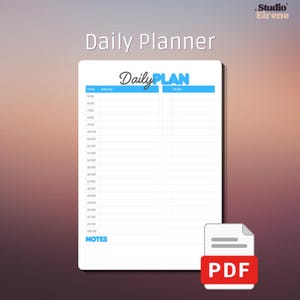 Op de afbeelding: Een digitale dagplanner met een witte achtergrond en blauwe accenten. De planner bevat secties voor tijd, activiteit en takenlijsten. De woorden "Daily Planner" en "Daily PLAN" worden weergegeven. Een PDF-pictogram staat rechtsonder.