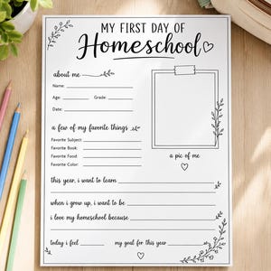 Puede incluir: Una hoja de papel blanca titulada My First Day of Homeschool con texto negro y dibujos lineales de hojas y corazones. El formulario incluye secciones para nombre, edad, grado, fecha, cosas favoritas y metas, además de un marco para una foto.