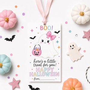 Puede incluir: Una etiqueta de regalo rectangular blanca con una cinta rosa que muestra un fantasma de dibujos animados sosteniendo un cubo de calabaza rosa lleno de dulces. El texto dice BOO!, here's a little treat for you!, HAPPY HALLOWEEN y from, con confeti.