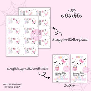 Puede incluir: Una hoja digital imprimible con 8 etiquetas de regalo de Halloween en una p&aacute;gina de 8.5x11 pulgadas, junto a dos etiquetas individuales de 2x3.5 pulgadas. Cada etiqueta muestra un fantasma blanco con lazo rosa, cubo de calabaza rosa, murci&eacute;lagos y el texto BOO! here's a little treat for you! HAPPY HALLOWEEN.