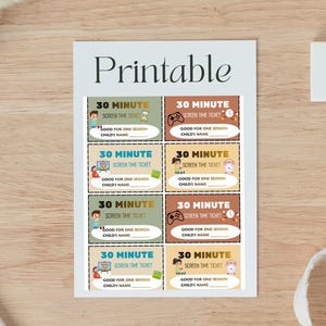 Op de afbeelding: Printbare schermtijdkaartjes met een verscheidenheid aan kleurrijke ontwerpen. Elk kaartje is voor 30 minuten en bevat ruimte om de naam van een kind op te schrijven. De kaartjes bevatten illustraties van een kind, een gamecontroller en een klok.