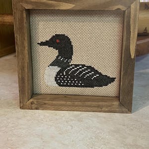 Handgjord korsstygnslåda med fågelmotiv från Minnesota (15 x 15 cm) bild 2
