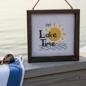 Handgjort korsstygn "On Lake Time" i träskugglåda 12x12 cm