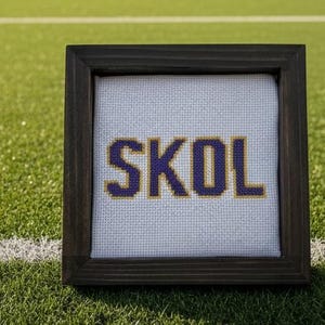 Handgjord SKOL Minnesota Vikings fotboll Korsstygn Shadowbox (6 x 6 tum)