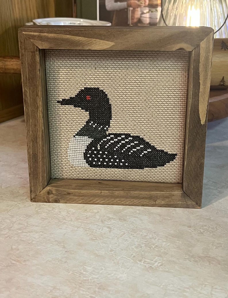 Handgjord korsstygnslåda med fågelmotiv från Minnesota (15 x 15 cm) bild 2