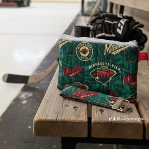 Handgefertigte, gesteppte Geldbörse mit Reißverschluss im Minnesota Wild NHL Hockey-Design und ein passender Schlüsselanhänger.